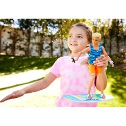 Barbie beach pop met surfplank