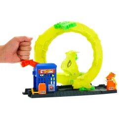 Hot Wheels city nemesis snake fuel station
