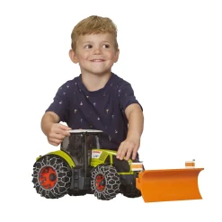 Tractor Claas Axion 950 met sneeuwkettingen en ploegblad